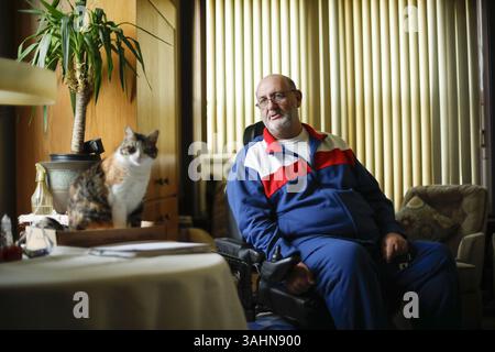 25. Mai 2017 – Chicago, IL, USA – Jim Watkins, ein langjähriger chronischer Schmerzpatient, der sich in den letzten Jahren wegen seiner Opioid-Schmerzrezeption als Krimineller fühlen muss, am 25. Mai 2017 zu Hause in Chicago. (Bild: © Jose M. Osorio/TNS via ZUMA Wire) Stockfoto