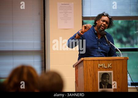 16. Juni 2017 - Falcon Heights, MN, USA - Kedar Hickman spricht bei einem Gemeindegespräch im Hallie Q. Brown Community Center in Falcon Heights, Minn., nach dem Freispruch des Polizeibeamten Jeronimo Yanez bei der Erschießung von Philando Castile am Freitag, den 16. Juni 2017. (Bild: © Aaron Lavinsky/TNS via ZUMA Wire) Stockfoto