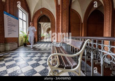 Prag, Tschechische Republik. April 2025. Das historische Gebäude des St. Apollinaris Entbindungskrankenhauses, Prag, 10. April 2025. Quelle: VIT Simanek/CTK Photo/Alamy Live News Stockfoto