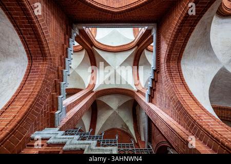 Prag, Tschechische Republik. April 2025. Das historische Gebäude des St. Apollinaris Entbindungskrankenhauses, Prag, 10. April 2025. Quelle: VIT Simanek/CTK Photo/Alamy Live News Stockfoto