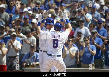 21. Juni 2017 – Chicago, IL, USA – Kyle Schwarber (12) feiert mit dem Chicago Cubs Center Fielder Ian Happ (8), nachdem Happ beim vierten Inning gegen die San Diego Padres am Mittwoch, den 21. Juni 2017 in Chicago das Solining in Schwarber absolviert hat. Die Padres haben mit 3:2 gewonnen. (Bild: © Armando L. Sanchez/TNS via ZUMA Wire) Stockfoto