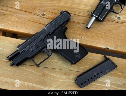 21. Mai 2007 - Calgary, Alberta, Kanada - halbautomatische 9-mm-Handfeuerwaffen und Munitionsclip. (Foto: © Larry MacDougal via ZUMA Wire) Stockfoto