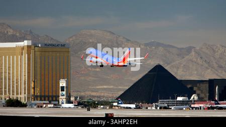 März 31, 2007 - Las Vegas, Nevada, USA - Ein Boeing 737-700-Jet von Southwest Airlines startet vom McCarran Airport in Las Vegas, Nevada, mit der Mandalay Bay und Luxor Hotel/Casinos im Hintergrund. (Foto: © Larry MacDougal via ZUMA Wire) Stockfoto