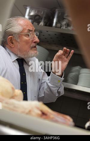 15. November 2010 – Paris, Frankreich – Senderens Restaurant, Alain Senderens (2. Dezember 1939 â€“ 25. Juni 2017) war ein führender französischer Koch und Praktiker der Nouvelle-Küche. Le Figaro nannte ihn als Erfinder der Lebensmittel- und Weinpaarungen. (Bild: © Ania Freindorf via ZUMA Wire) Stockfoto