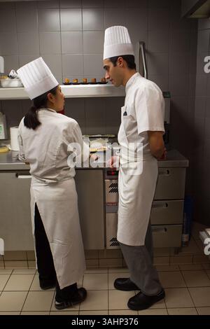 15. November 2010 – Paris, Frankreich – Senderens Restaurant, Alain Senderens (2. Dezember 1939 â€“ 25. Juni 2017) war ein führender französischer Koch und Praktiker der Nouvelle-Küche. Le Figaro nannte ihn als Erfinder der Lebensmittel- und Weinpaarungen. (Bild: © Ania Freindorf via ZUMA Wire) Stockfoto