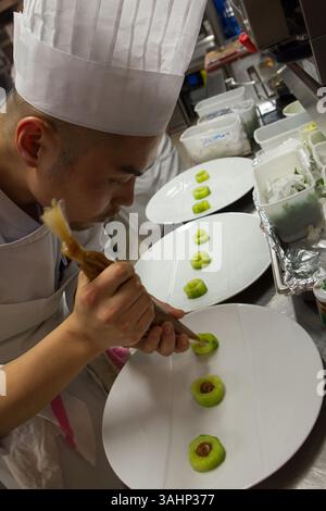 16. November 2010 – Paris, Frankreich – Senderens Restaurant, Alain Senderens (2. Dezember 1939 â€“ 25. Juni 2017) war ein führender französischer Koch und Praktiker der Nouvelle-Küche. Le Figaro nannte ihn als Erfinder der Lebensmittel- und Weinpaarungen. (Bild: © Ania Freindorf via ZUMA Wire) Stockfoto