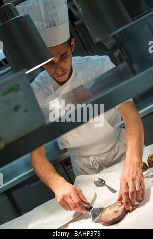 15. November 2010 – Paris, Frankreich – Senderens Restaurant, Alain Senderens (2. Dezember 1939 â€“ 25. Juni 2017) war ein führender französischer Koch und Praktiker der Nouvelle-Küche. Le Figaro nannte ihn als Erfinder der Lebensmittel- und Weinpaarungen. (Bild: © Ania Freindorf via ZUMA Wire) Stockfoto
