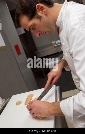 16. November 2010 – Paris, Frankreich – Senderens Restaurant, Alain Senderens (2. Dezember 1939 â€“ 25. Juni 2017) war ein führender französischer Koch und Praktiker der Nouvelle-Küche. Le Figaro nannte ihn als Erfinder der Lebensmittel- und Weinpaarungen. (Bild: © Ania Freindorf via ZUMA Wire) Stockfoto