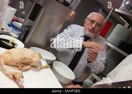 15. November 2010 – Paris, Frankreich – Senderens Restaurant, Alain Senderens (2. Dezember 1939 â€“ 25. Juni 2017) war ein führender französischer Koch und Praktiker der Nouvelle-Küche. Le Figaro nannte ihn als Erfinder der Lebensmittel- und Weinpaarungen. (Bild: © Ania Freindorf via ZUMA Wire) Stockfoto