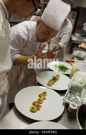 16. November 2010 – Paris, Frankreich – Senderens Restaurant, Alain Senderens (2. Dezember 1939 â€“ 25. Juni 2017) war ein führender französischer Koch und Praktiker der Nouvelle-Küche. Le Figaro nannte ihn als Erfinder der Lebensmittel- und Weinpaarungen. (Bild: © Ania Freindorf via ZUMA Wire) Stockfoto