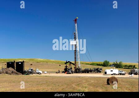 August 2011 - Arcola, Saskatchewan, Kanada - Arcola, Sask, Kanada – Ein Bohrgerät arbeitet an einem Ölbrunnen, der sich im Besitz von Crescent Point Energy befindet und auf dem riesigen Ölfeld Bakken in der Nähe von Arcola, Saskatchewan, einen Pumpjack installiert. (Foto: © Larry MacDougal via ZUMA Wire) Stockfoto