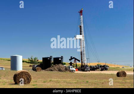 August 2011 - Arcola, Saskatchewan, Kanada - Arcola, Sask, Kanada – Ein Bohrgerät arbeitet an einem Ölbrunnen, der sich im Besitz von Crescent Point Energy befindet und auf dem riesigen Ölfeld Bakken in der Nähe von Arcola, Saskatchewan, einen Pumpjack installiert. (Foto: © Larry MacDougal via ZUMA Wire) Stockfoto