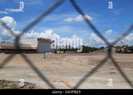 Juli 2017 - St. Petersburg, Florida, USA - SCOTT KEELER | Times. Das Gebiet, in dem einst der frühere Sears-Laden stand, ist nun geräumt und bereit für den Anbau eines Dick's Sporting Goods Stores und Lucky's Market Supermarkt in der Tyrone Square Mall in St. Petersburg. (Bild: © Scott Keeler/Tampa Bay Times via ZUMA Wire) Stockfoto