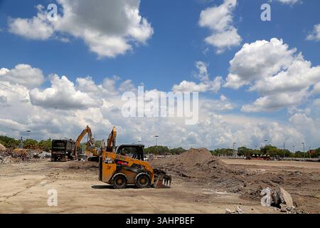 Juli 2017 - St. Petersburg, Florida, USA - SCOTT KEELER | Times. Das Gebiet, in dem einst der frühere Sears-Laden stand, ist nun geräumt und bereit für den Anbau eines Dick's Sporting Goods Stores und Lucky's Market Supermarkt in der Tyrone Square Mall in St. Petersburg. (Bild: © Scott Keeler/Tampa Bay Times via ZUMA Wire) Stockfoto