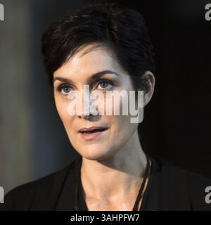 14. Juli 2017: New York, New York, USA – CARRIE-ANN MOSS wirbt für die Fernsehserie Jessica Jones. Carrie-Anne Moss (* 21. August 1967) ist eine kanadische Schauspielerin. Nach frühen Fernsehrollen erlangte sie internationale Bekanntheit durch ihre Rolle der Trinity in der Matrix-Trilogie (1999–2003). Sie spielte in Memento (2000), Red Planet (2000), Chocolat (2000), Fido (2006), Snow Cake (2006), Disturbia (2007), Undenkbar (2010), Silent Hill: Revelation (2012) und Pompeji (2014). Moss stellt Jeri Hogarth in mehreren Serien des Marvel Cinematic Universe dar, hauptsächlich Jessica Jones (2015–Pres Stockfoto