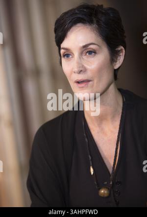 14. Juli 2017: New York, New York, USA – CARRIE-ANN MOSS wirbt für die Fernsehserie Jessica Jones. Carrie-Anne Moss (* 21. August 1967) ist eine kanadische Schauspielerin. Nach frühen Fernsehrollen erlangte sie internationale Bekanntheit durch ihre Rolle der Trinity in der Matrix-Trilogie (1999–2003). Sie spielte in Memento (2000), Red Planet (2000), Chocolat (2000), Fido (2006), Snow Cake (2006), Disturbia (2007), Undenkbar (2010), Silent Hill: Revelation (2012) und Pompeji (2014). Moss stellt Jeri Hogarth in mehreren Serien des Marvel Cinematic Universe dar, hauptsächlich Jessica Jones (2015–Pres Stockfoto
