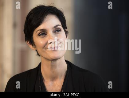 14. Juli 2017: New York, New York, USA – CARRIE-ANN MOSS wirbt für die Fernsehserie Jessica Jones. Carrie-Anne Moss (* 21. August 1967) ist eine kanadische Schauspielerin. Nach frühen Fernsehrollen erlangte sie internationale Bekanntheit durch ihre Rolle der Trinity in der Matrix-Trilogie (1999–2003). Sie spielte in Memento (2000), Red Planet (2000), Chocolat (2000), Fido (2006), Snow Cake (2006), Disturbia (2007), Undenkbar (2010), Silent Hill: Revelation (2012) und Pompeji (2014). Moss stellt Jeri Hogarth in mehreren Serien des Marvel Cinematic Universe dar, hauptsächlich Jessica Jones (2015–Pres Stockfoto