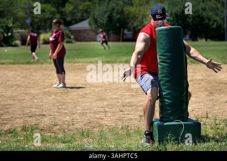 15. Juli 2017: St. Louis, Mo, USA - Chris Mabie, Mitglied des Teams Hannigan, aus St. Louis, fühlt sich am Samstag, 15. Juli 2017, während des 11. Jährlichen Ultimate Beepball Turniers in Assumption Parish im Süden von St. Louis County, um die erste Basis-Dummy zu gewinnen. (Bild: © Morgan Timms/TNS via ZUMA Wire) Stockfoto