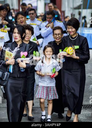19. Juli 2017 – Bangkok, Bangkok, Thailand – die Menschen verlassen den Großen Palast, nachdem sie Bhumibol Adulyadej, dem verstorbenen König von Thailand, Respekt erweisen. Der König, auch bekannt als Rama IX., wurde von den Thailändischen verehrt, die weiterhin zum Großen Palast in Bangkok pilgern, um ihren Respekt zu erweisen. Der König starb im Alter von 88 Jahren am 13. Oktober 2017. Seine Beerdigung findet vom 25. Bis 28. Oktober 2017 statt, mit der eigentlichen Einäscherung am 26. Oktober. (Kreditbild: © Sean Edison via ZUMA Wire) Stockfoto