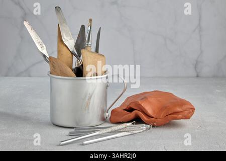 Hobby- und Kreativwerkzeuge im Studio des Bildhauers auf einem Steintisch Stockfoto