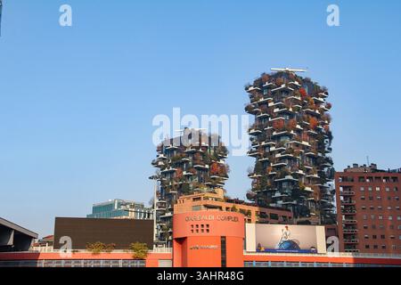 Blick auf den Bosco Verticale (vertikaler Wald), Wohntürme im Stadtteil Porta Nuova, zwischen Via Gaetano de Castillia und Via Federico Confalonieri Stockfoto