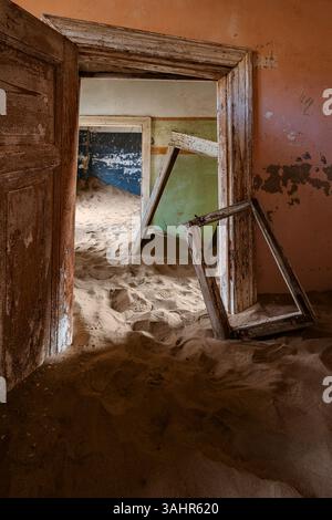 Türen und Rahmen der Häuser in der Geisterstadt, einer verlassenen Siedlung aus der deutschen Kolonialzeit, die vom umliegenden Wüstensand, Luderitz, Namib, begraben wurde Stockfoto