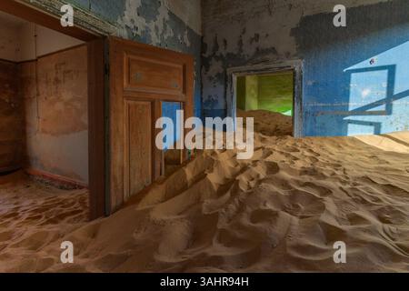 Das Innere der Geisterstadt, einer verlassenen Siedlung aus der deutschen Kolonialzeit, begraben vom umliegenden Wüstensand in Luderitz, Namibia Stockfoto
