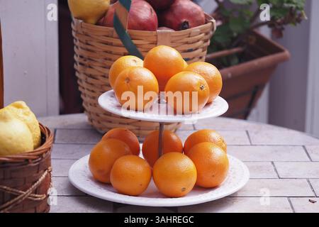 Obstpräsentation auf einem Stufenstand mit Orangen und anderen Früchten Stockfoto