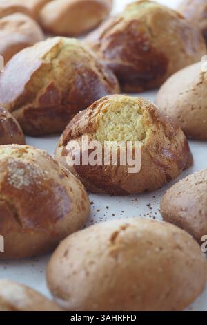 Frisch gebackene Brötchen auf einem Holzbrett Stockfoto