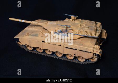 Modellierung und Skalierung. Maßstabsgetreues Modell eines Merkava-Panzers oder eines Kampffahrzeugs mit Wüstentarnung. Stockfoto