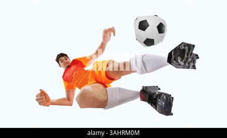 Energiegeladener junger Mann, Fußballspieler in leuchtend orangefarbenem Trikot, der aus dramatischem, tiefem Winkel in dynamischer Cut-out-Collage-Optik in den Kick springt. Stockfoto