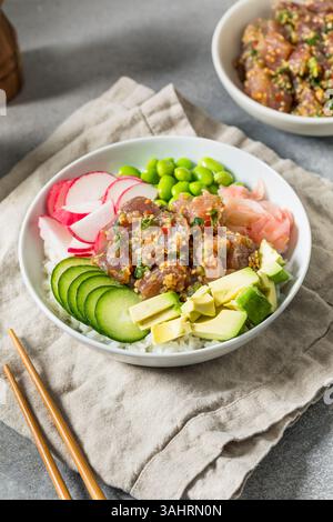 Hausgemachte hawaiianische Thunfisch-Poke-Schüssel mit Gurkenedamame und Avocado Stockfoto