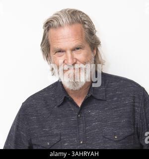 3. August 2017 – Hollywood, Kalifornien, USA – JEFF BRIDGES spielt die Hauptrolle in dem Film „The Only Living Boy in New York“. Jeffrey Leon „Jeff“ Bridges (* 4. Dezember 1949) ist ein US-amerikanischer Schauspieler, Sänger und Produzent. Er stammt aus einer prominenten Schauspielerfamilie und trat in der Fernsehserie Sea Hunt (1958–60) auf. 2009 gewann er den Academy Award als bester Schauspieler für seine Rolle als Otis ‚Bad‘ Blake in dem Film Crazy Heart und erhielt für seine Rollen in der Last Picture Show (1971), Thunderbolt and Lightfoot (1974), Starman (1984), The Contender (2000) und True Grit (2010) eine Oscar-Nominierung. Seine andere f Stockfoto
