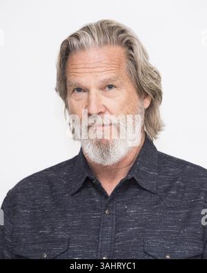 3. August 2017 – Hollywood, Kalifornien, USA – JEFF BRIDGES spielt die Hauptrolle in dem Film „The Only Living Boy in New York“. Jeffrey Leon „Jeff“ Bridges (* 4. Dezember 1949) ist ein US-amerikanischer Schauspieler, Sänger und Produzent. Er stammt aus einer prominenten Schauspielerfamilie und trat in der Fernsehserie Sea Hunt (1958–60) auf. 2009 gewann er den Academy Award als bester Schauspieler für seine Rolle als Otis ‚Bad‘ Blake in dem Film Crazy Heart und erhielt für seine Rollen in der Last Picture Show (1971), Thunderbolt and Lightfoot (1974), Starman (1984), The Contender (2000) und True Grit (2010) eine Oscar-Nominierung. Seine andere f Stockfoto