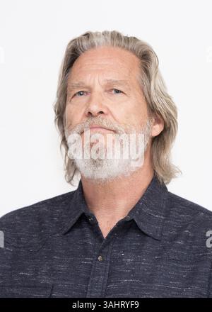 3. August 2017 – Hollywood, Kalifornien, USA – JEFF BRIDGES spielt die Hauptrolle in dem Film „The Only Living Boy in New York“. Jeffrey Leon „Jeff“ Bridges (* 4. Dezember 1949) ist ein US-amerikanischer Schauspieler, Sänger und Produzent. Er stammt aus einer prominenten Schauspielerfamilie und trat in der Fernsehserie Sea Hunt (1958–60) auf. 2009 gewann er den Academy Award als bester Schauspieler für seine Rolle als Otis ‚Bad‘ Blake in dem Film Crazy Heart und erhielt für seine Rollen in der Last Picture Show (1971), Thunderbolt and Lightfoot (1974), Starman (1984), The Contender (2000) und True Grit (2010) eine Oscar-Nominierung. Seine andere f Stockfoto