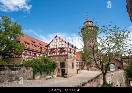 Nürnberg, Deutschland, 1. August 2023. Atemberaubende Aufnahmen des Schlosses mit Blick auf die Stadt. Schöner Sommertag, Leute spazieren entlang der Burgmauern. Verz Stockfoto