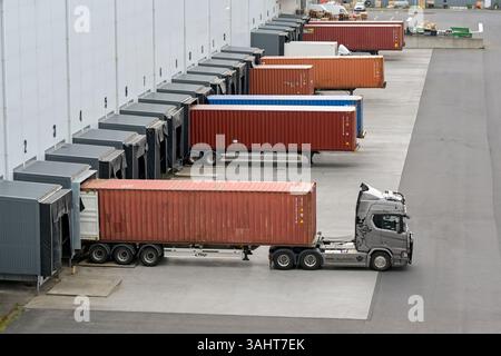 Reykjavík, Island - 22. August 2024: Sattelzugwagen und Anhänger parken an den Ladebuchten des Lagers EIMSKIP im Hafen von Reykjavik Stockfoto