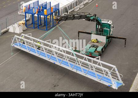 Reykjavík, Island - 22. August 2024: Mobiler Kran wird verwendet, um eine Bordgangway von einem Kreuzfahrtschiff im Hafen von Reykjavik zu bewegen Stockfoto