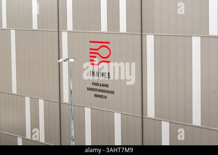 Reykjavík, Island - 22. August 2024: Nahaufnahme des Schildes an der Wand des Innnes-Lagerhauses für Lebensmittel und Wein im Hafen von Reykjavik Stockfoto