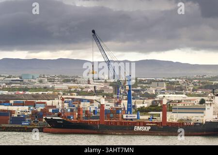 Reykjavík, Island - 22. August 2024: Das kleine Containerschiff Selfoss wird am Containerterminal im Hafen von Reykjavík entladen Stockfoto