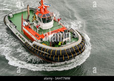 Reykjavík, Island - 22. August 2024: Aus der Vogelperspektive eines Schleppers im Hafen von Reykjavík Stockfoto