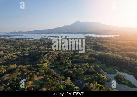 Mombacho Vulkan bei Sonnenuntergang aus der Luft Stockfoto