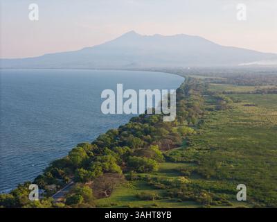 Grüne Rasenlandschaft mit Blick auf die Drohne im Hintergrund des Vulkans Mombacho Stockfoto
