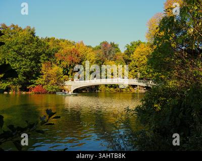 Herbstfarben der Bow Bridge im Central Park, New York City Stockfoto