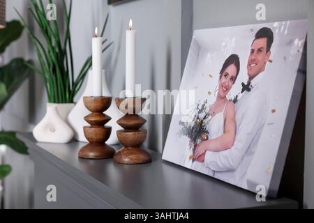 Leinwand mit bedrucktem Foto und Dekor auf dem Tisch im Innenbereich Stockfoto