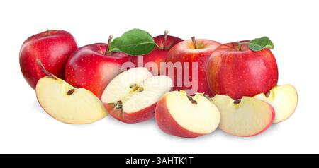 Frische saftige rote Äpfel isoliert auf weiß. Ganz und in Scheiben geschnitten Stockfoto