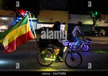 Los Angeles, USA. Dezember 2024. Weihnachtslicht-Radfahrer auf dem Hollywood BLVD. Stockfoto