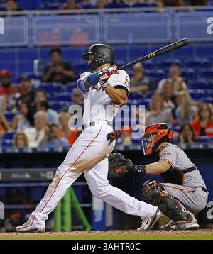 16. August 2017: Miami, FL, USA - die Miami Marlins' Giancarlo Stanton trifft am Mittwoch, 16. August 2017, im 8. Inning gegen die San Francisco Giants im Marlins Park in Miami eine Single. Die Marlins haben mit 8:1 gewonnen. (Bild: © David Santiago/TNS via ZUMA Wire) Stockfoto