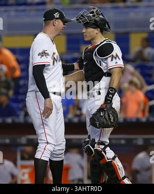 16. August 2017 - Miami, FL, USA - Miami Marlins Pitcher Brad Ziegler feiert mit dem Catcher J.T. Realmuto nach einem 8-1er Sieg gegen die San Francisco Giants im Marlins Park in Miami am Mittwoch, 16. August 2017. (Bild: © David Santiago/TNS via ZUMA Wire) Stockfoto