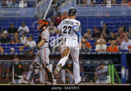 16. August 2017: Miami, FL, USA - die Miami Marlins' Giancarlo Stanton erzielt am Mittwoch, 16. August 2017, einen Lauf im ersten Inning gegen die San Francisco Giants im Marlins Park in Miami. Die Marlins haben mit 8:1 gewonnen. (Bild: © David Santiago/TNS via ZUMA Wire) Stockfoto